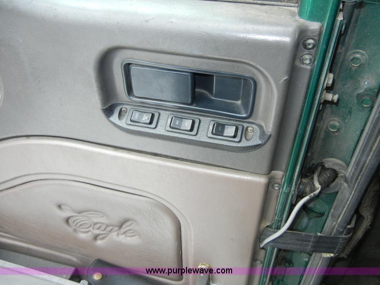 image for item 2422 2000 International 9400i Eagle semi truck