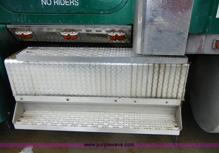 image for item 2422 2000 International 9400i Eagle semi truck