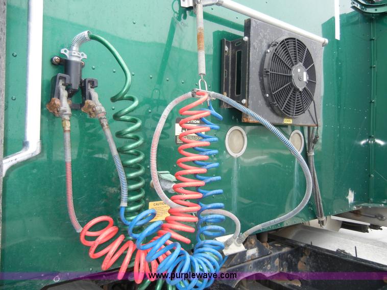 image for item 2422 2000 International 9400i Eagle semi truck