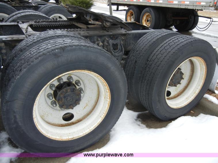 image for item 2422 2000 International 9400i Eagle semi truck