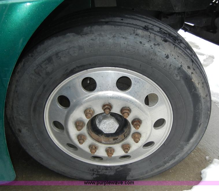 image for item 2422 2000 International 9400i Eagle semi truck