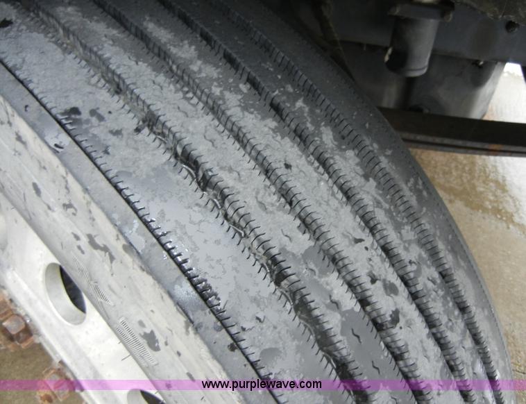 image for item 2422 2000 International 9400i Eagle semi truck