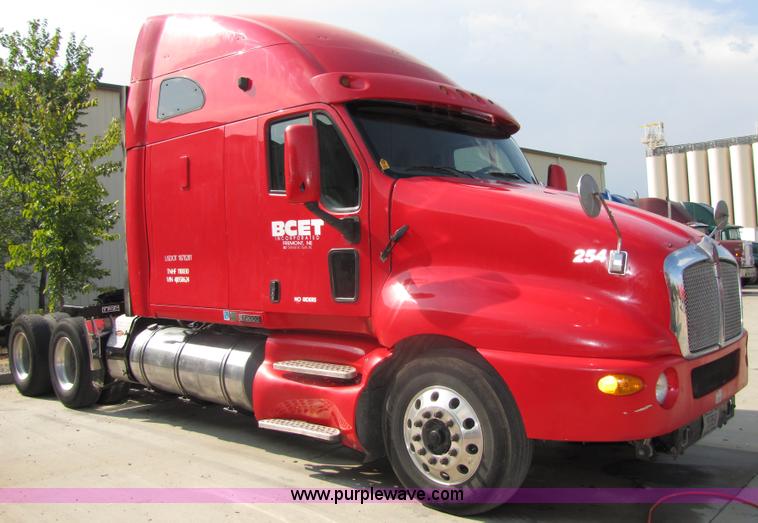 image for item 9054 2004 Kenworth T2000 semi truck