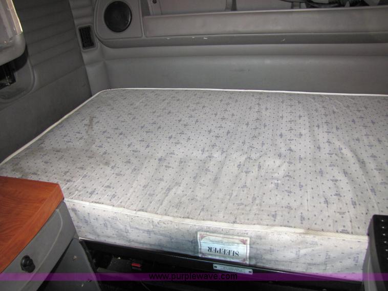 image for item 9054 2004 Kenworth T2000 semi truck