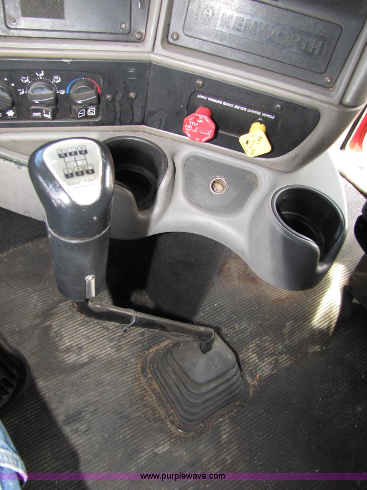 image for item 9054 2004 Kenworth T2000 semi truck