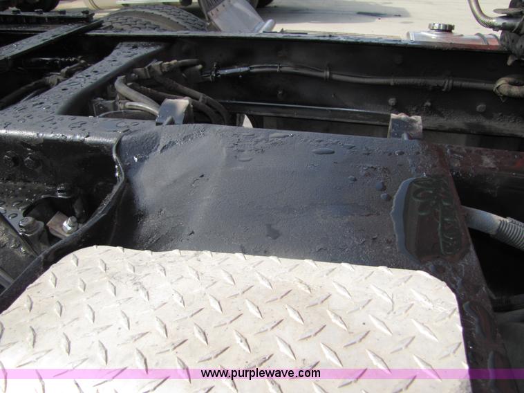 image for item 9054 2004 Kenworth T2000 semi truck