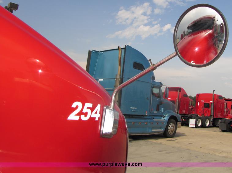 image for item 9054 2004 Kenworth T2000 semi truck