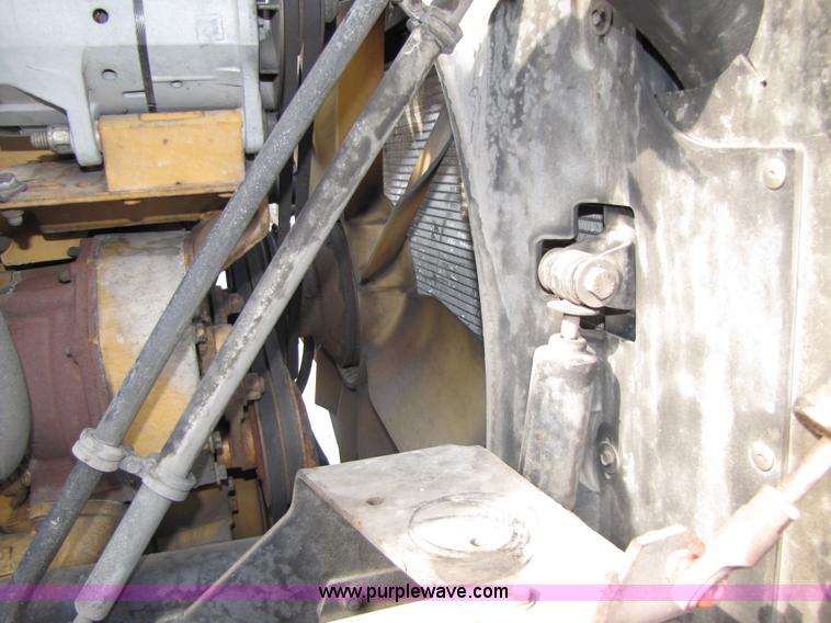 image for item 9054 2004 Kenworth T2000 semi truck