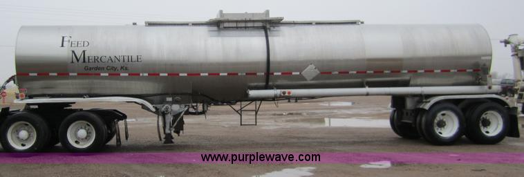 image for item 3306 1986 Fruehauf stainless steel tanker trailer