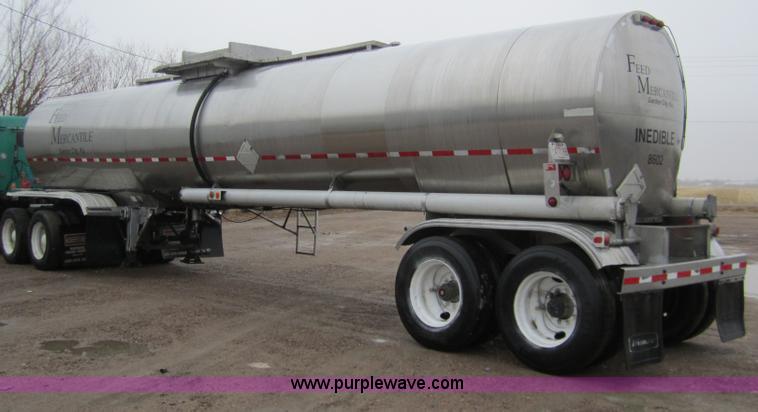 image for item 3306 1986 Fruehauf stainless steel tanker trailer