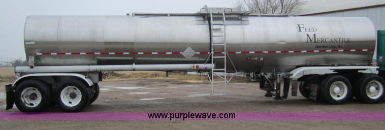 image for item 3306 1986 Fruehauf stainless steel tanker trailer