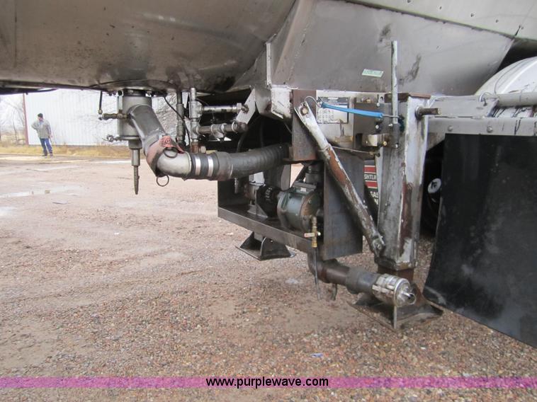 image for item 3306 1986 Fruehauf stainless steel tanker trailer