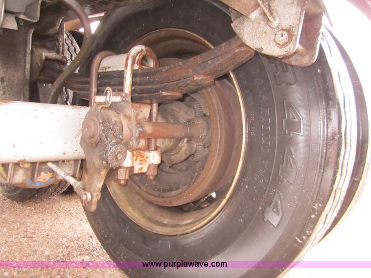 image for item 3306 1986 Fruehauf stainless steel tanker trailer