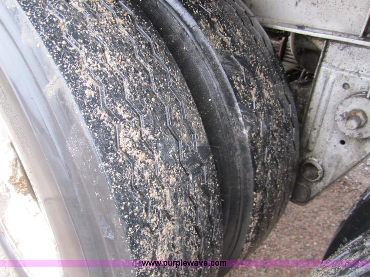 image for item 3306 1986 Fruehauf stainless steel tanker trailer