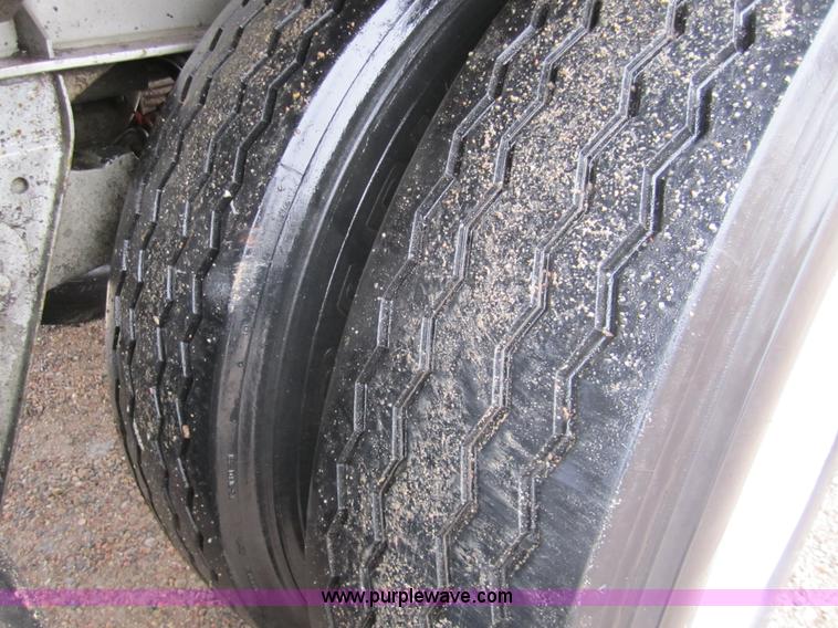 image for item 3306 1986 Fruehauf stainless steel tanker trailer