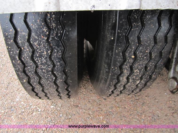 image for item 3306 1986 Fruehauf stainless steel tanker trailer