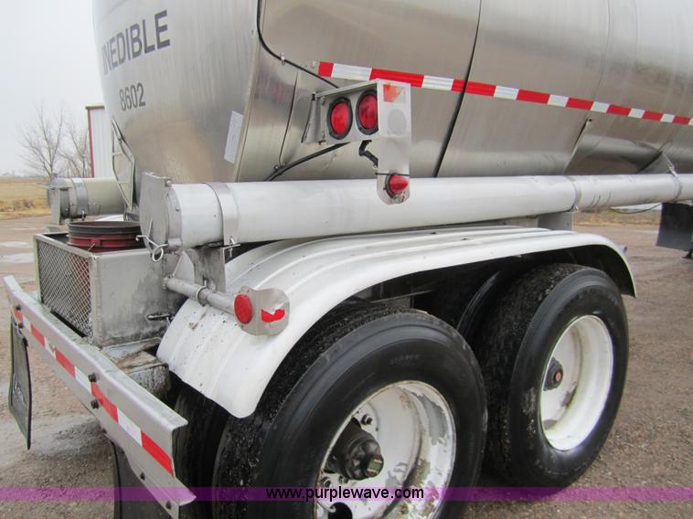 image for item 3306 1986 Fruehauf stainless steel tanker trailer