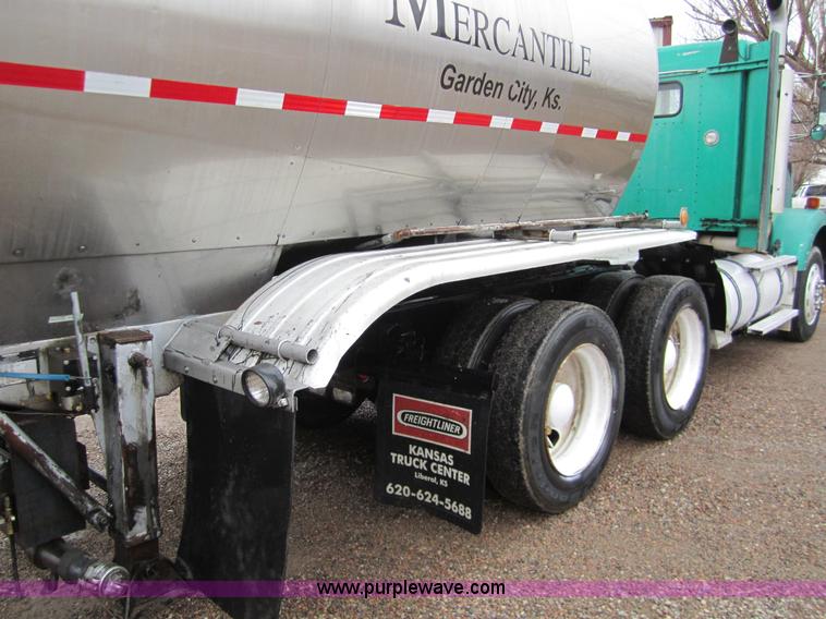 image for item 3306 1986 Fruehauf stainless steel tanker trailer