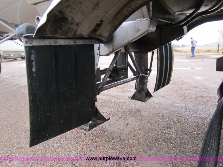 image for item 3306 1986 Fruehauf stainless steel tanker trailer