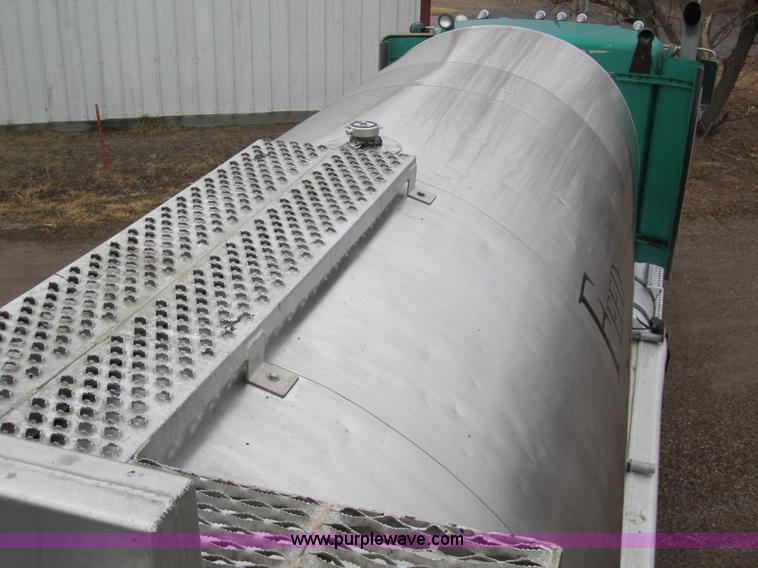 image for item 3306 1986 Fruehauf stainless steel tanker trailer