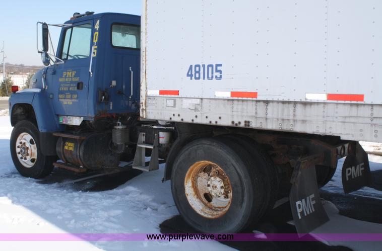 image for item 4750 1993 Ford LN8000 semi truck