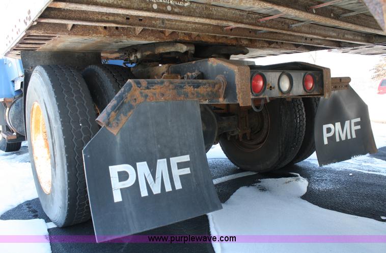 image for item 4750 1993 Ford LN8000 semi truck