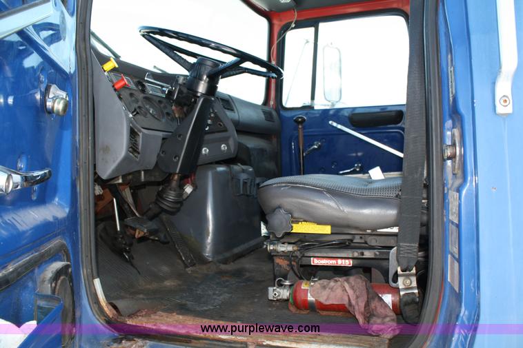 image for item 4750 1993 Ford LN8000 semi truck