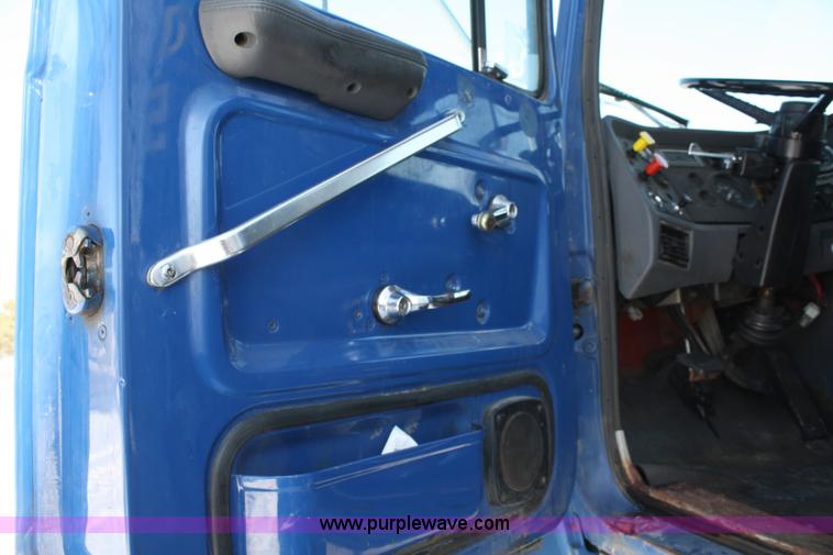 image for item 4750 1993 Ford LN8000 semi truck