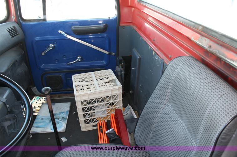 image for item 4750 1993 Ford LN8000 semi truck