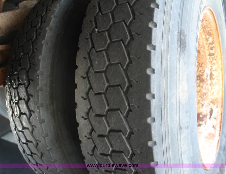 image for item 4750 1993 Ford LN8000 semi truck