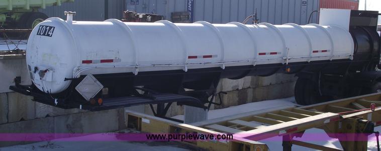 image for item 5372 1980 Fruehauf TEA-EZR-3500 40' pneumatic tanker trailer