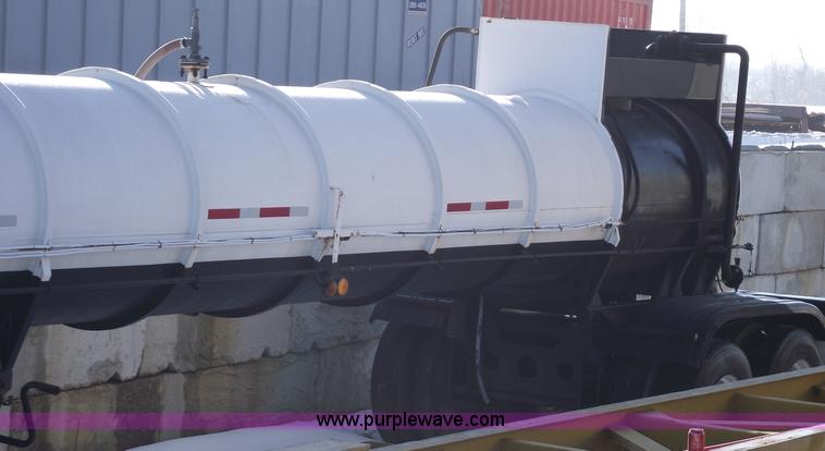 image for item 5372 1980 Fruehauf TEA-EZR-3500 40' pneumatic tanker trailer