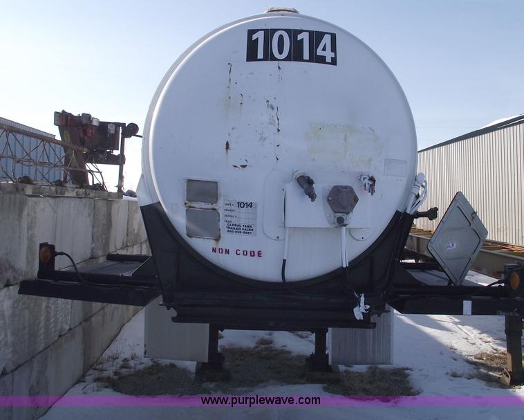 image for item 5372 1980 Fruehauf TEA-EZR-3500 40' pneumatic tanker trailer