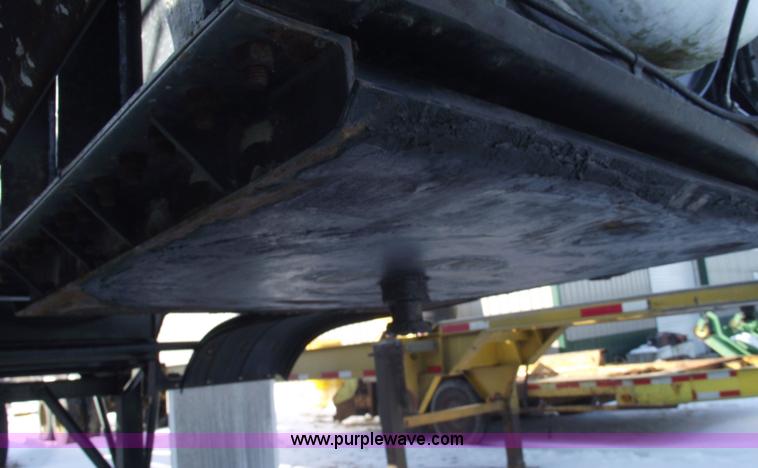 image for item 5372 1980 Fruehauf TEA-EZR-3500 40' pneumatic tanker trailer