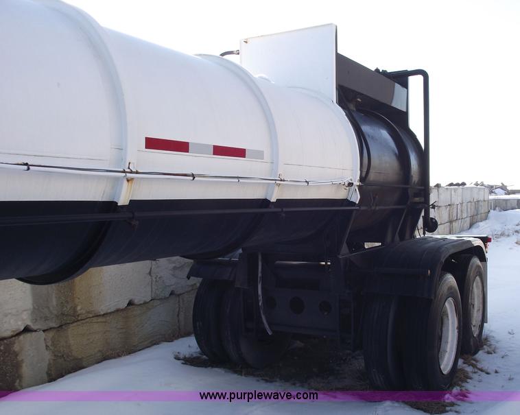 image for item 5372 1980 Fruehauf TEA-EZR-3500 40' pneumatic tanker trailer