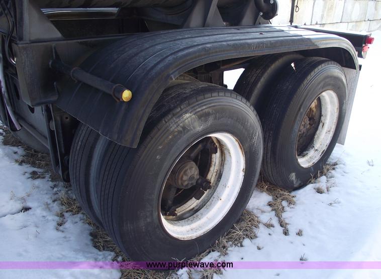 image for item 5372 1980 Fruehauf TEA-EZR-3500 40' pneumatic tanker trailer