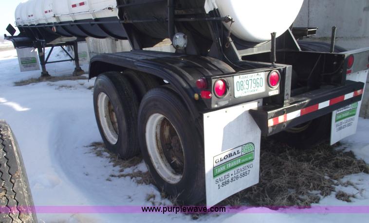 image for item 5372 1980 Fruehauf TEA-EZR-3500 40' pneumatic tanker trailer