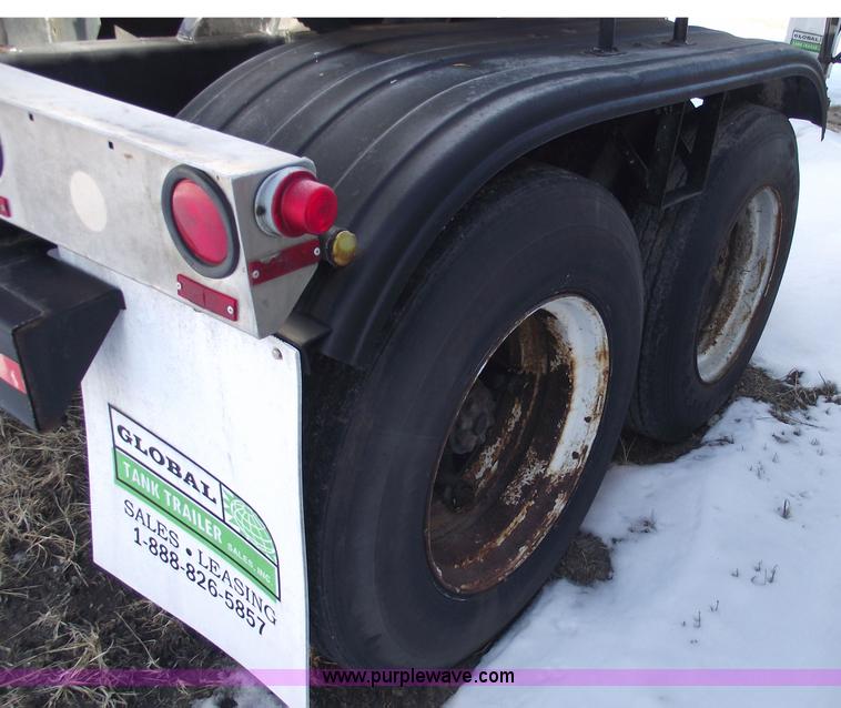 image for item 5372 1980 Fruehauf TEA-EZR-3500 40' pneumatic tanker trailer