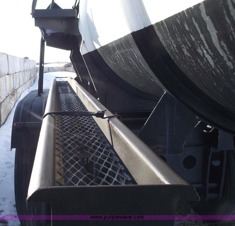 image for item 5372 1980 Fruehauf TEA-EZR-3500 40' pneumatic tanker trailer