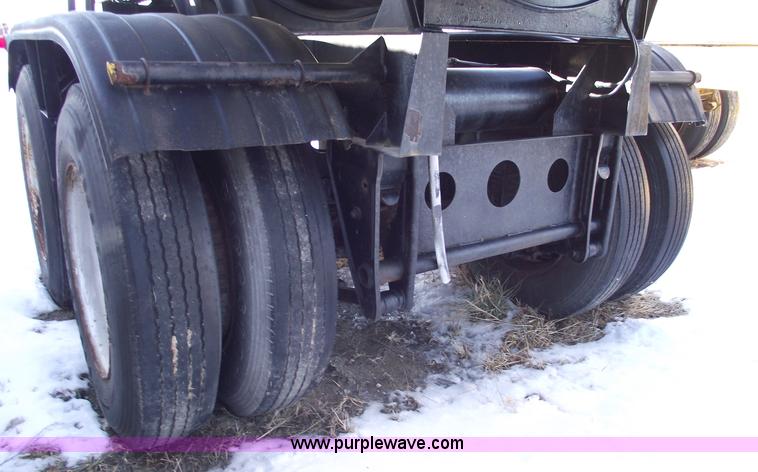 image for item 5372 1980 Fruehauf TEA-EZR-3500 40' pneumatic tanker trailer