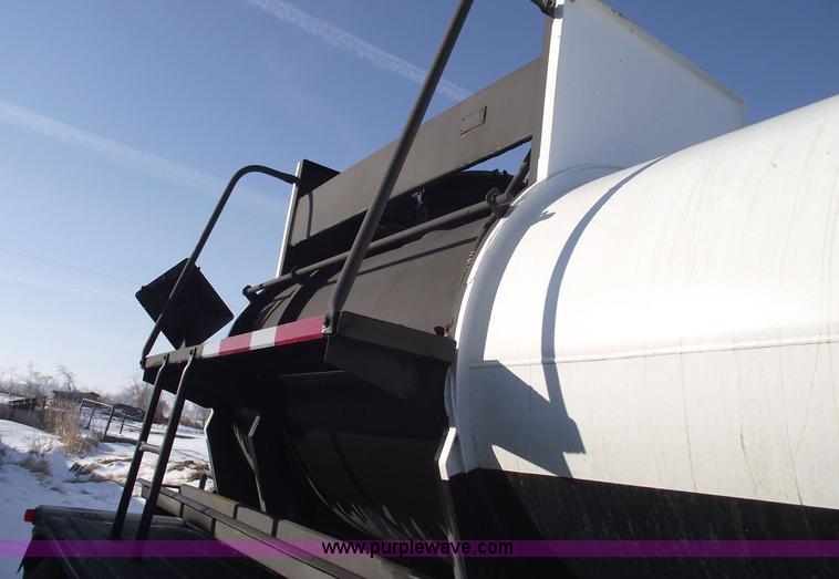 image for item 5372 1980 Fruehauf TEA-EZR-3500 40' pneumatic tanker trailer