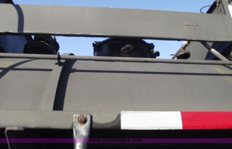 image for item 5372 1980 Fruehauf TEA-EZR-3500 40' pneumatic tanker trailer