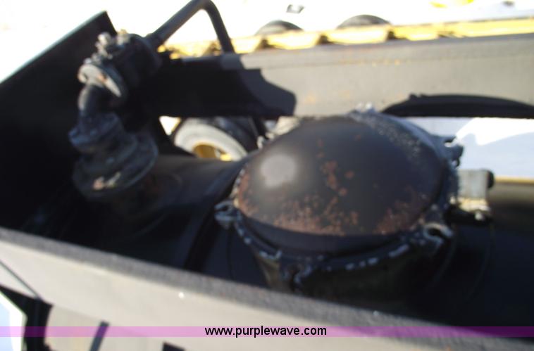 image for item 5372 1980 Fruehauf TEA-EZR-3500 40' pneumatic tanker trailer