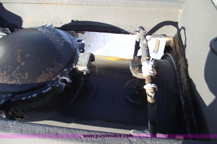 image for item 5372 1980 Fruehauf TEA-EZR-3500 40' pneumatic tanker trailer