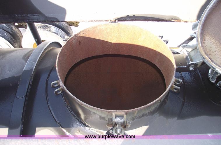 image for item 5372 1980 Fruehauf TEA-EZR-3500 40' pneumatic tanker trailer