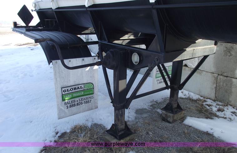 image for item 5372 1980 Fruehauf TEA-EZR-3500 40' pneumatic tanker trailer