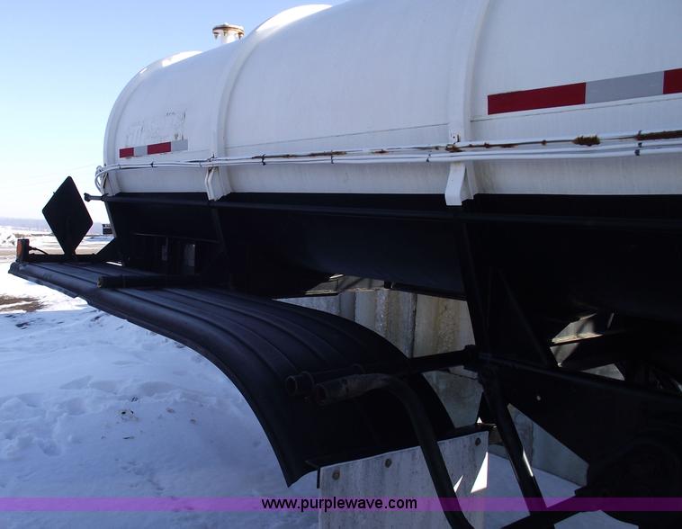 image for item 5372 1980 Fruehauf TEA-EZR-3500 40' pneumatic tanker trailer