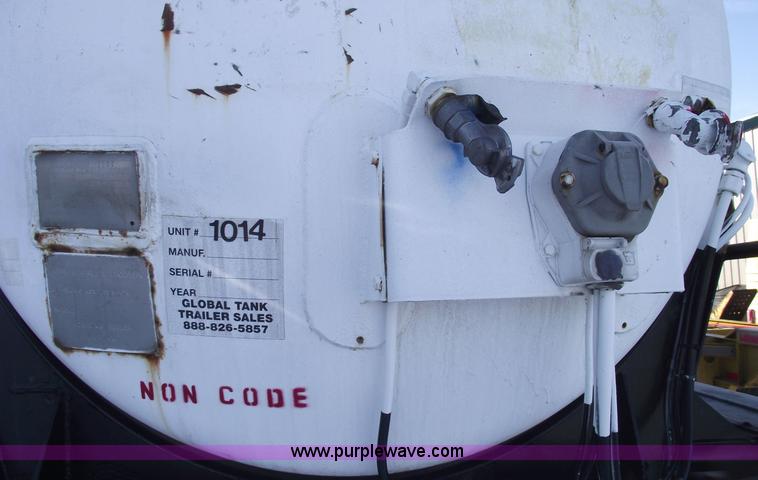 image for item 5372 1980 Fruehauf TEA-EZR-3500 40' pneumatic tanker trailer