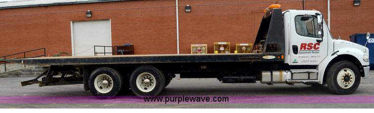 image for item 6041 2006 Freightliner M2 106 medium duty rollback truck