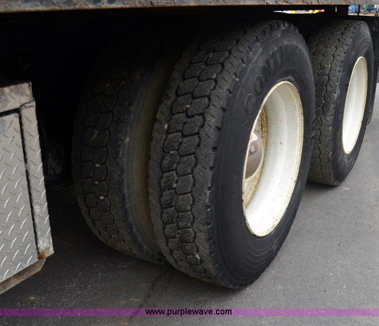 image for item 6041 2006 Freightliner M2 106 medium duty rollback truck